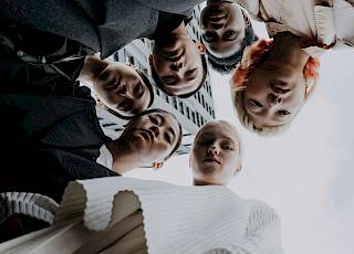 Jugendliche im Kreis